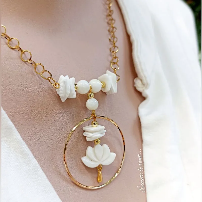 Collier en Nacre Lotus et Acier Doré