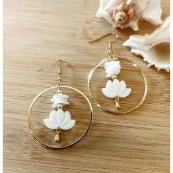 Boucles d’oreilles en Nacre Lotus et Acier Doré