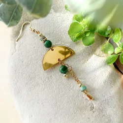 Boucles d’oreilles en Jade Vert et Acier Doré - Demi lune