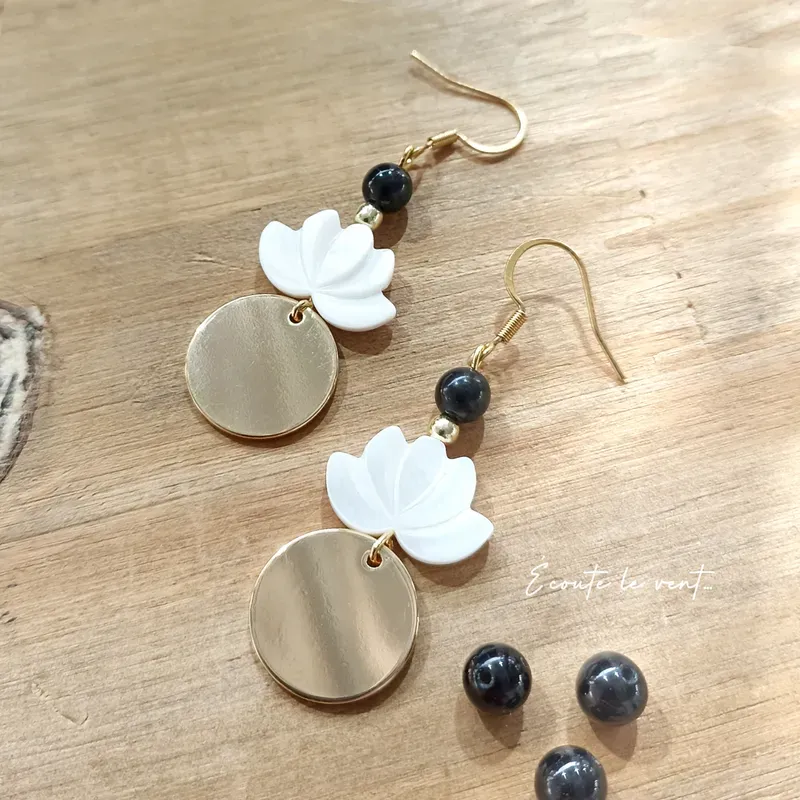 ✨ Boucles d'Oreilles Lotus nacre et Obsidienne