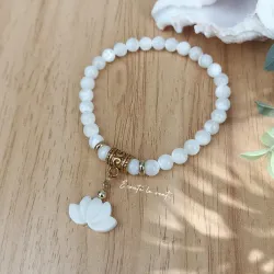 ✨ Bracelet en Nacre avec Breloque Lotus