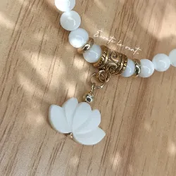 ✨ Bracelet en Nacre avec Breloque Lotus