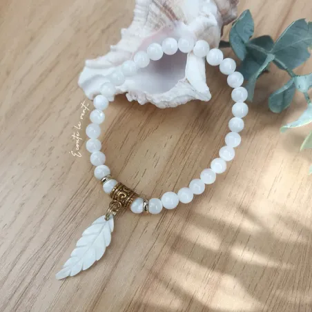 ✨ Bracelet en Nacre avec Breloque Plume