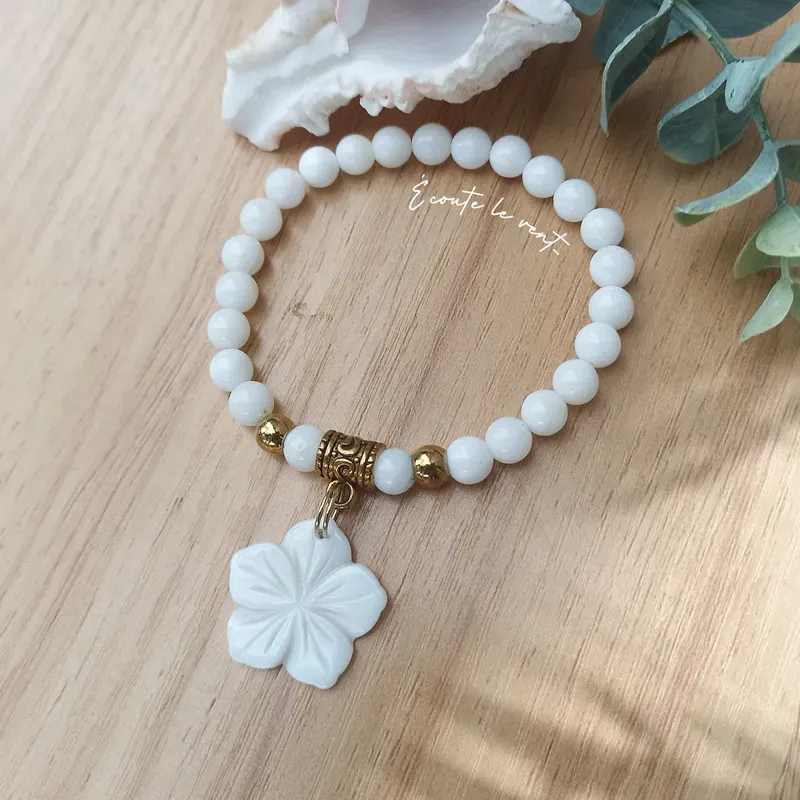 ✨ Bracelet en Nacre avec Breloque Fleur