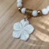 ✨ Bracelet en Nacre avec Breloque Fleur
