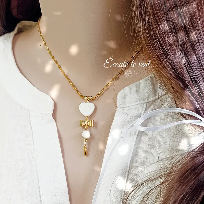 ✨ Collier Cœur en Nacre avec petit nœud en Acier Inoxydable doré