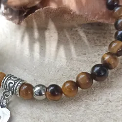 ✨ Bracelet en Œil de Tigre avec Breloque Cœur Ajouré