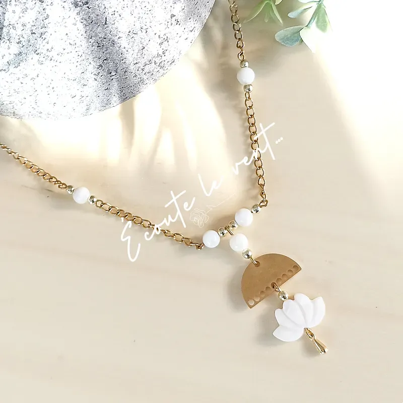 ✨ Collier avec pendentif Lotus en Nacre