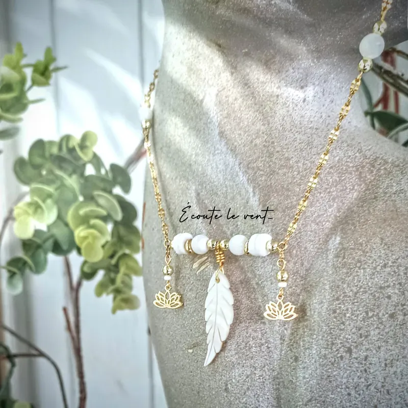 ✨ Collier en Nacre avec pendentif plume et lotus dorés