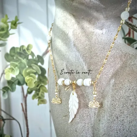 ✨ Collier en Nacre avec pendentif plume et lotus dorés