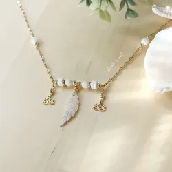 ✨ Collier en Nacre avec pendentif plume et lotus dorés