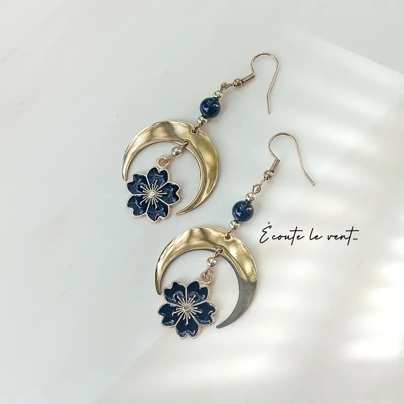 ✨ Boucles d'oreilles pendantes Lune et Fleur de Sakura en Obsidienne et acier inoxydable doré