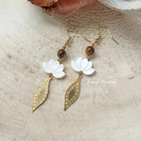 ✨ Boucles d'oreilles Fleur de Lotus en Nacre et Oeil de Tigre