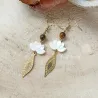 ✨ Boucles d'oreilles Fleur de Lotus en Nacre et Oeil de Tigre