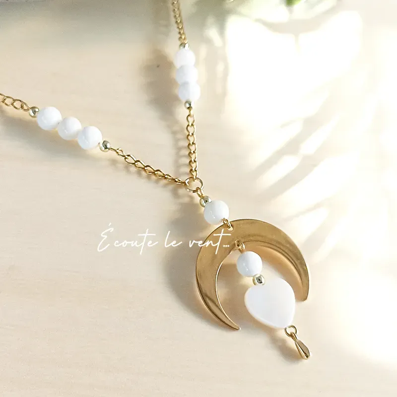 ✨ Collier lune avec pendentif cœur en Nacre
