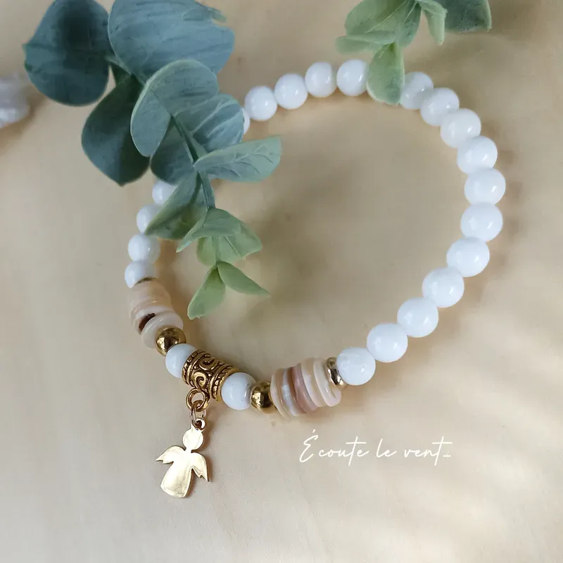 ✨ Bracelet en Nacre et pendentif Ange doré