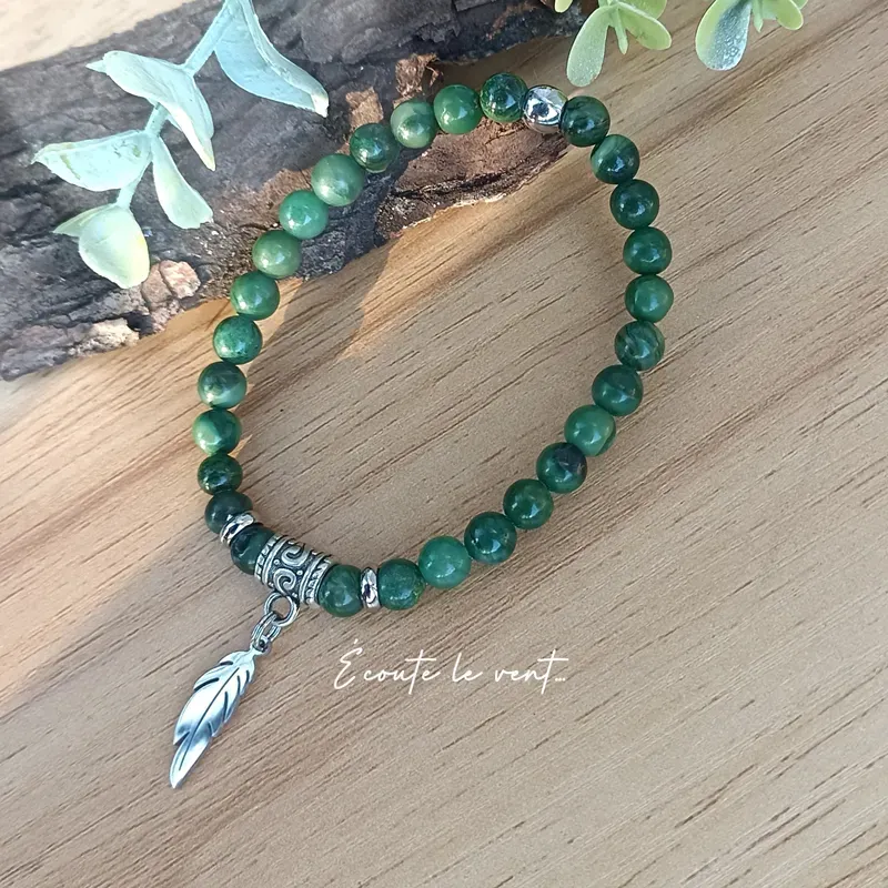 ✨ Bracelet en Jade Vert et Breloque Plume