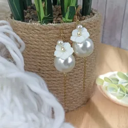 ✨ Boucles d’oreilles perles nacrées et fleur sculptée