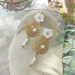✨ Boucles d’oreilles fleur sculptée et nacre – Goutte dorée