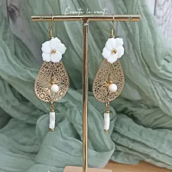 ✨ Boucles d’oreilles fleur sculptée et nacre – Goutte dorée