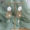 ✨ Boucles d’oreilles fleur sculptée et nacre – Goutte dorée