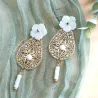 ✨ Boucles d’oreilles fleur sculptée et nacre – Goutte dorée