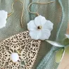✨ Boucles d’oreilles fleur sculptée et nacre – Goutte dorée