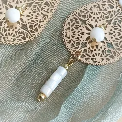 ✨ Boucles d’oreilles fleur sculptée et nacre – Goutte dorée