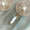 ✨ Boucles d’oreilles fleur sculptée et nacre – Goutte dorée