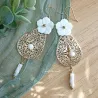 ✨ Boucles d’oreilles fleur sculptée et nacre – Goutte dorée
