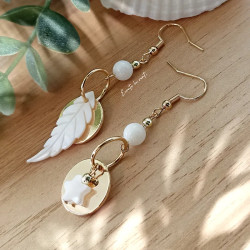 ✨ Boucles d’oreilles asymétriques – Nacre et disques dorés