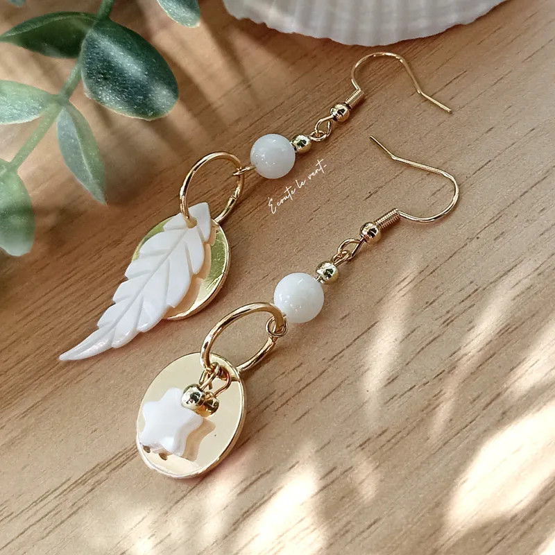 ✨ Boucles d’oreilles asymétriques – Nacre et disques dorés