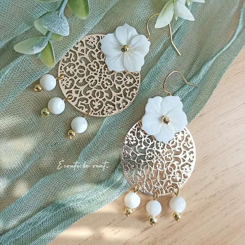✨ Boucles d'oreilles florales et nacre – Éclat naturel