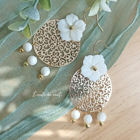 ✨ Boucles d'oreilles florales et nacre – Éclat naturel