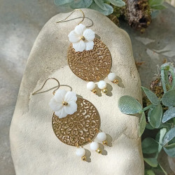 ✨ Boucles d'oreilles florales et nacre – Éclat naturel