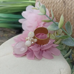 ✨ Bague dorée texturée – Quartz rose, nacre et verre facetté