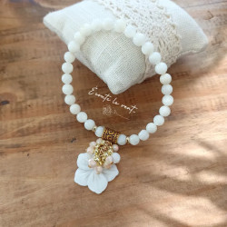 ✨ Bracelet en nacre – Fleur sculptée et reflets dorés
