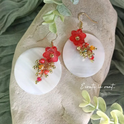 ✨ Boucles d’oreilles – Nacre blanche et fleurs rouges