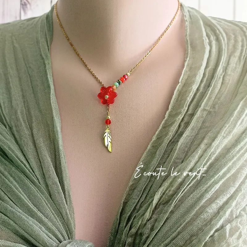 ✨ Collier fleur rouge et plume dorée