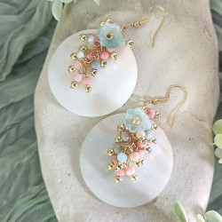 ✨ Boucles d’oreilles disques nacrés et fleurs pastel